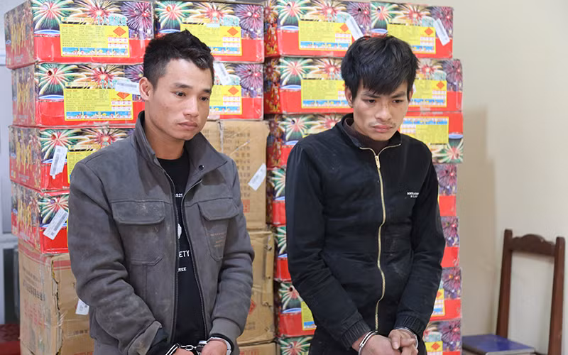 Hai đối tượng vận chuyển trái phép gần nửa tấn pháo