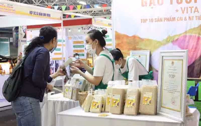 Sản phẩm OCOP thu hút người dân tới mua sắm.