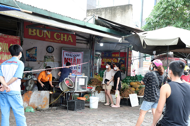Hàng dài khách đứng chờ mua bún chả. “Vùng xanh” Hà Nội trong ngày đầu cơ sở kinh doanh mở cửa trở lại -0