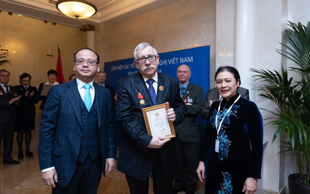 Ông Piotr Tsvetov nhận kỷ niệm chương của Hội Hữu nghị Việt-Nga vì những đóng góp tích cực cho hợp tác nhân dân hai nước, Moskva, tháng 12/2021. Ảnh: THANH THỂ Việt Nam kiên định con đường đi lên chủ nghĩa xã hội -1