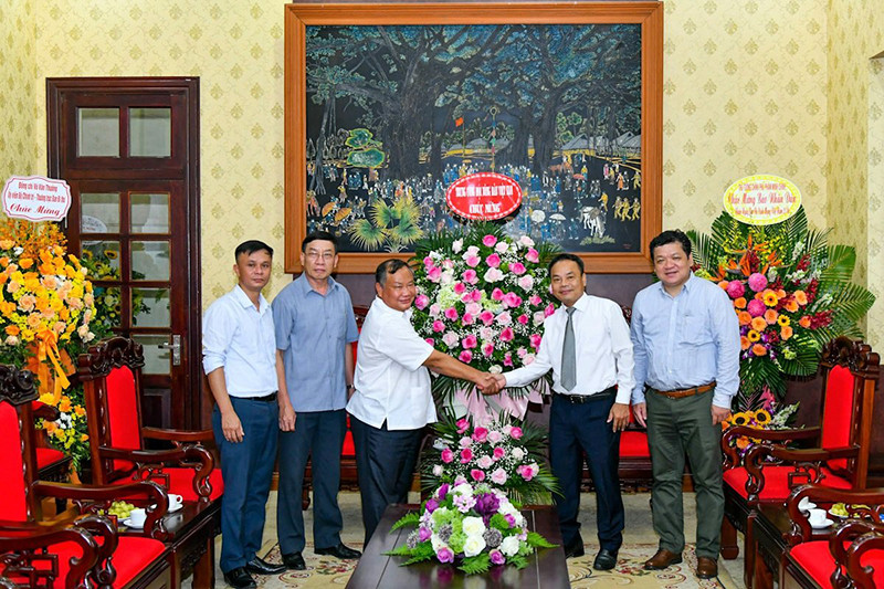 Phó Tổng Biên tập Báo Nhân Dân Đinh Như Hoan cảm ơn Trung ương Hội Nông dân Việt Nam luôn dành sự quan tâm chân thành cho cơ quan báo Đảng. (Ảnh: THỦY NGUYÊN) Chiều 20/6 -0
