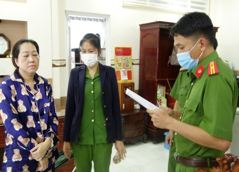 Đọc lệnh khám xét nhà Nguyễn Thị Kim Hạnh.