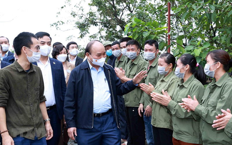 Chủ tịch nước Nguyễn Xuân Phúc với các xã viên Hợp tác xã Sinh Dược, xã Gia Sinh, huyện Gia Viễn. (Ảnh: Thống Nhất/TTXVN) Chủ tịch nước Nguyễn Xuân Phúc thăm một số mô hình hợp tác xã tiêu biểu tại Ninh Bình -0