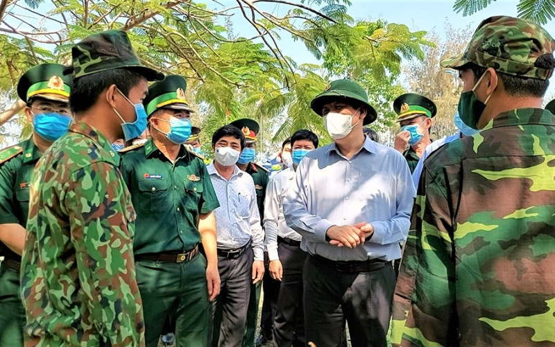 Bộ trưởng Y tế Nguyễn Thanh Long thăm các lực lượng đóng chốt trên tuyến biên giới Hà Tiên.