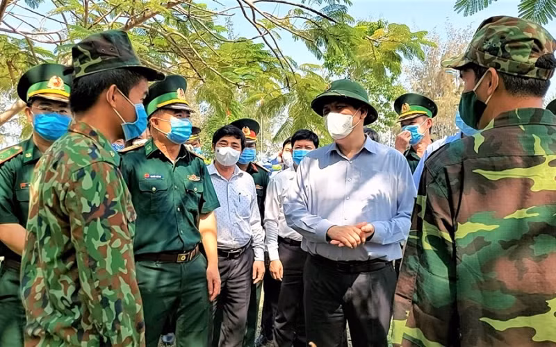 Bộ trưởng Y tế Nguyễn Thanh Long thăm các lực lượng đóng chốt trên tuyến biên giới Hà Tiên.