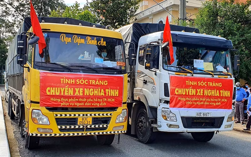 Đoàn xe nghĩa tình của người dân Sóc Trăng trước giờ xuất phát.