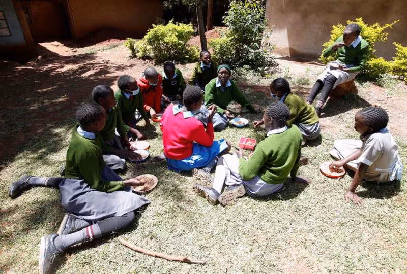 Trở lại trường ở tuổi 98, cụ bà Kenya nêu gương sáng hiếu học -0