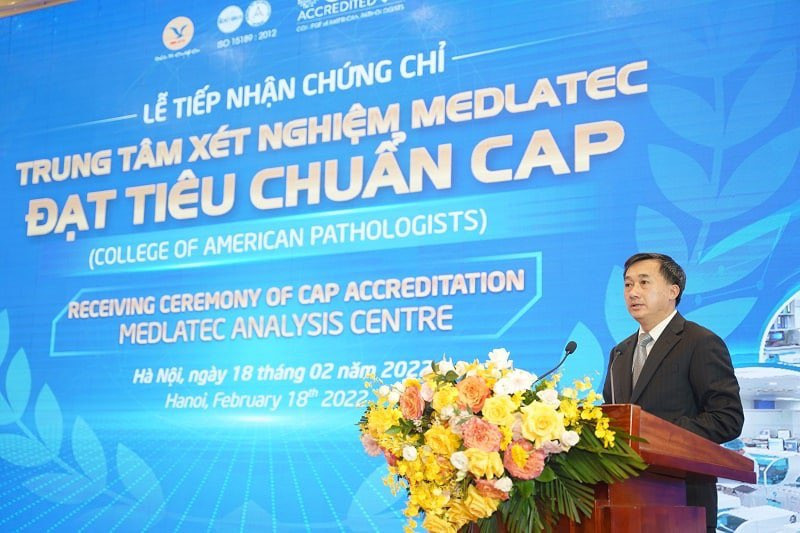 Thứ trưởng Y tế Trần Văn Thuấn phát biểu tại hội nghị. Đơn vị y tế đầu tiên Việt Nam nhận chứng chỉ xét nghiệm đạt tiêu chuẩn CAP -0