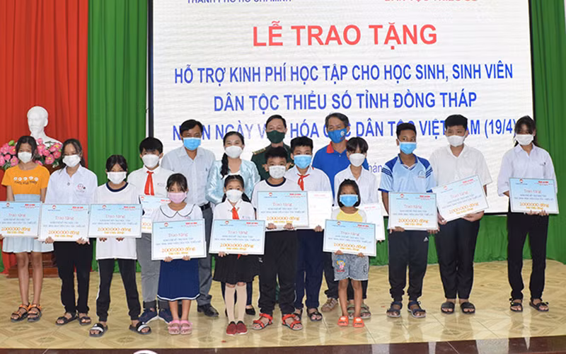 Lãnh đạo Ủy ban Mặt trận Tổ quốc Việt Nam Thành phố Hồ Chí Minh và Đồng Tháp cùng các đại biểu trao tặng quà cho học sinh, sinh viên.