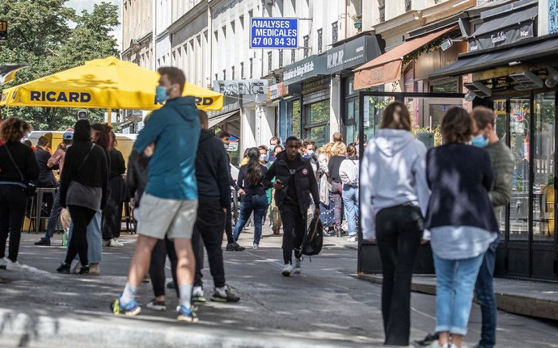 Xếp hàng chờ xét nghiệm Covid-19 ở Paris. (Ảnh: Le Parisien) 