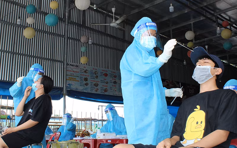 Xét nghiệm diện rộng tách F0 trên địa bàn TP Thuận An, tỉnh Bình Dương.