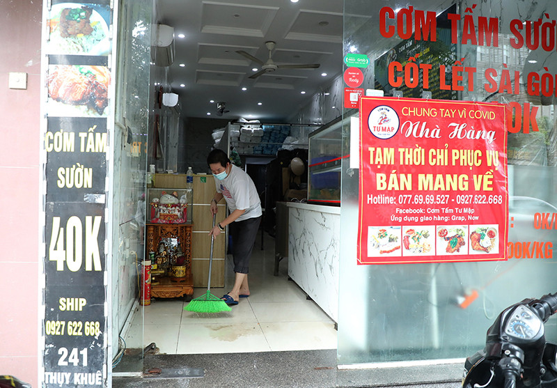 Ghi nhận của phóng viên Báo Nhân Dân trong sáng 16/9 tại địa bàn quận Ba Đình, nhiều cửa hàng tiến hành dọn dẹp, chuẩn bị mở bán trở lại. “Vùng xanh” Hà Nội trong ngày đầu cơ sở kinh doanh mở cửa trở lại -0
