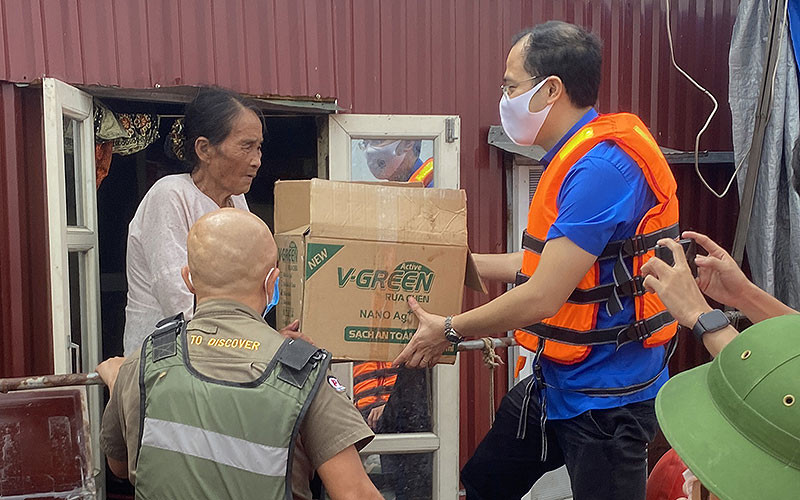Đoàn tình nguyện trao quà tặng người dân có hoàn cảnh khó khăn tại làng chài. Trao gần 100 triệu đồng nhu yếu phẩm hỗ trợ người dân ven sông Hồng -0