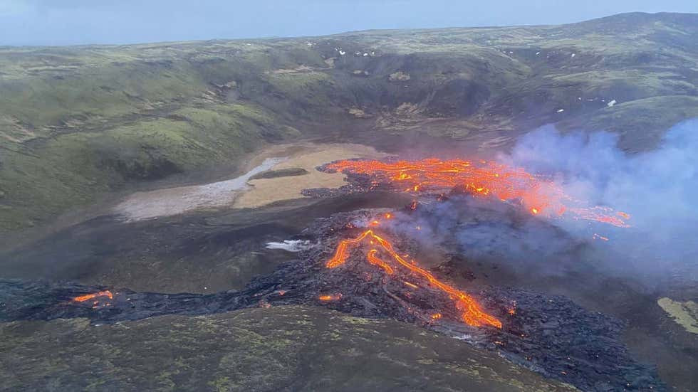 Vụ phun trào trên bán đảo Reykjanes nhìn từ trên cao ngày 20-3. Ảnh: IMO. Hình ảnh núi lửa 6.000 năm tuổi phun trào ở Iceland -0