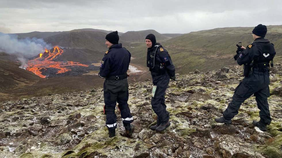 Các thành viên Lực lượng bảo vệ bờ biển Iceland (Icelandic Coast Guard) đứng canh người dân đến gần núi lửa. Ảnh: IMO. Hình ảnh núi lửa 6.000 năm tuổi phun trào ở Iceland -0
