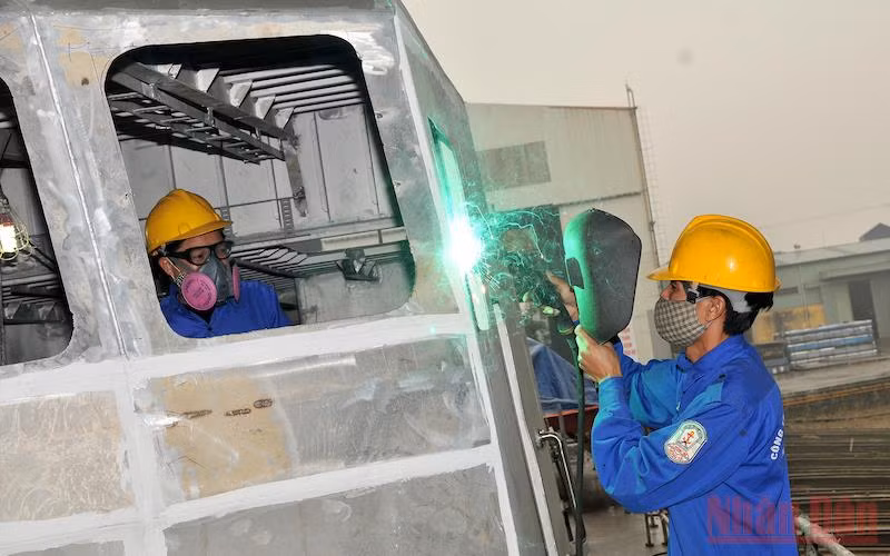 Công nhân Nhà máy đóng tàu Hồng Hà (Hải Phòng) hàn vỏ tàu thủy. (Ảnh: Nguyễn Đăng)