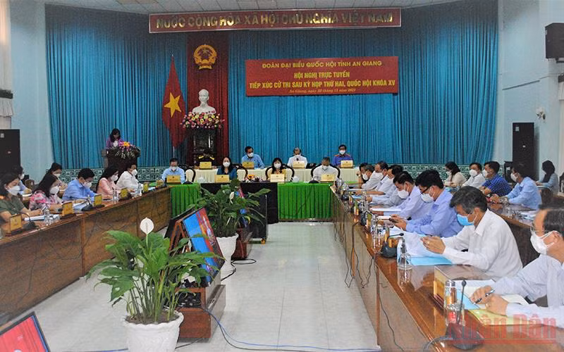 Quảng cảnh buổi tiếp xúc cử tri.