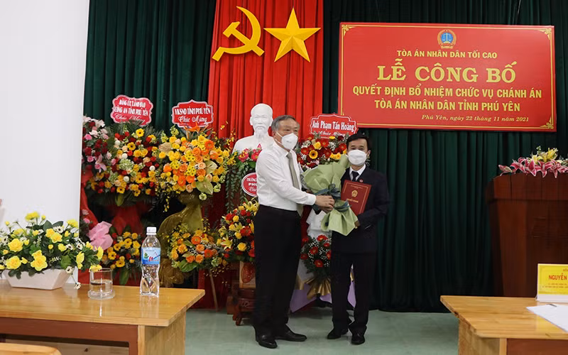 Chánh án Tòa án nhân dân tối cao Nguyễn Hòa Bình trao quyết định điều động và bổ nhiệm Chánh án Tòa án nhân dân tỉnh Phú Yên cho đồng chí Trần Huy Đức.