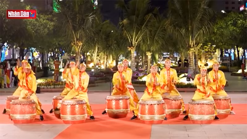 Khai mạc đường Hoa Nguyễn Huệ