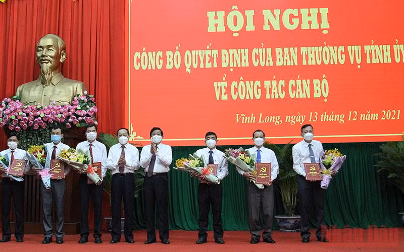 Bí thư Tỉnh uỷ Vĩnh Long Bùi Văn Nghiêm trao quyết định bổ nhiệm nhiều lãnh đạo chủ chốt sáng 13/12. (Ảnh: BÁ DŨNG)