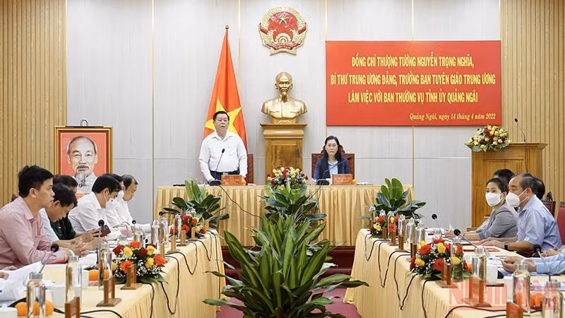 Đồng chí Nguyễn Trọng Nghĩa, Bí thư Trung ương Đảng, Trưởng Ban Tuyên giáo Trung ương phát biểu chỉ đạo tại buổi làm việc với Ban Thường vụ Tỉnh ủy Quảng Ngãi.