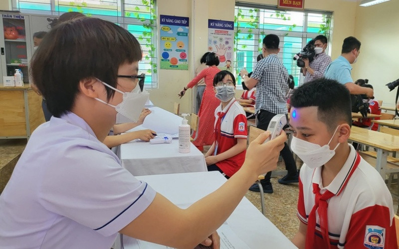Nhân viên y tế tiến hành khám sàng lọc cho các em học sinh Trường THCS Trần Quốc Toản. Quảng Ninh triển khai tiêm vaccine phòng Covid-19 cho trẻ từ 5 đến dưới 12 tuổi -0