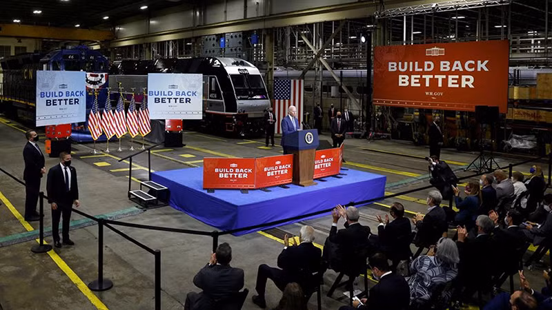 Tổng thống Mỹ Joe Biden truyền đi thông điệp “Xây dựng lại tốt hơn”. Ảnh REUTERS