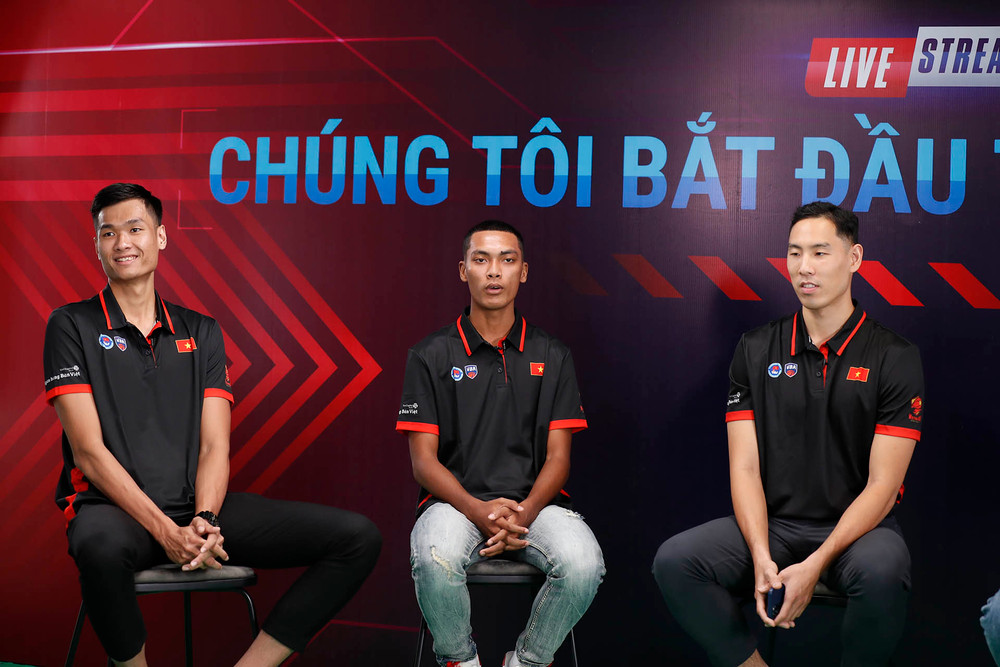 Các tuyển thủ Quốc gia (lần lượt từ trái sang: Phú Vinh, Anh Kiệt, Justin Young) tại buổi livestream cuối năm cùng người hâm mộ. Hướng tới năm 2022 với mục tiêu đổi màu huy chương tại SEA Games 31 -0