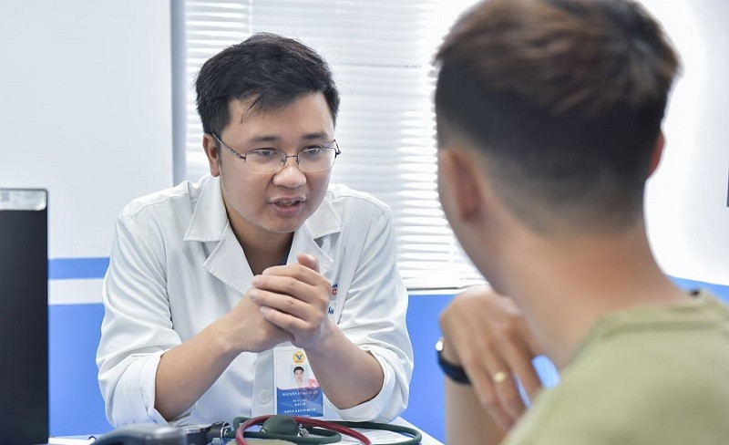 BS thăm khám cho bệnh nhân sử dụng bóng cười. 