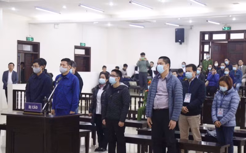 Các bị cáo trong phiên xét xử sáng nay.