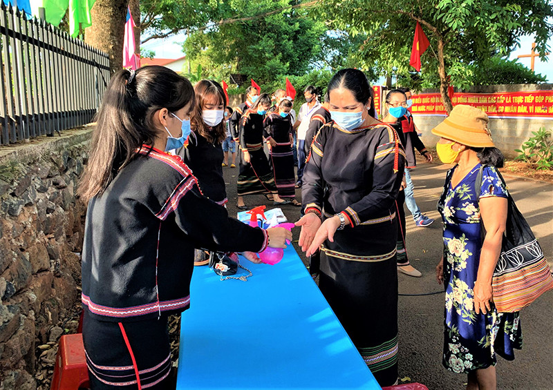 Trước khi vào khu vực bầu cử, tất cả cử tri đều được sát khuẩn tay để phòng, chống dịch Covid-19. Đồng bào các dân tộc Đắk Lắk nô nức trong Ngày hội non sông -0
