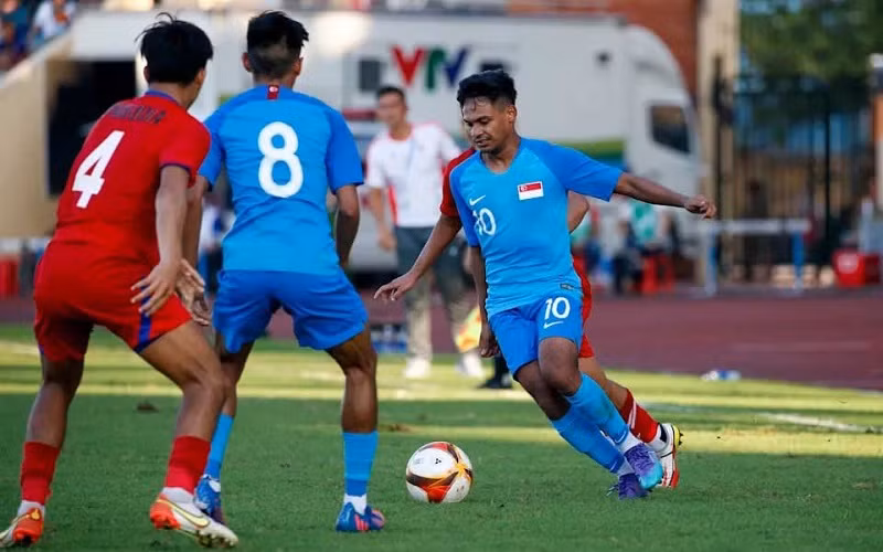 Tiền vệ Saifullah Akbar (số 10) là người hùng giúp U23 Singapore giành trọn 3 điểm trước U23 Campuchia chiều 11/5. (Ảnh: news.yahoo.com)