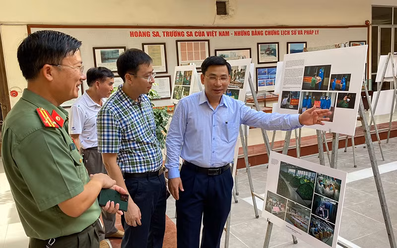 Người dân Bắc Giang tham quan triển lãm sách ảnh “Bắc Giang kiên cường chống dịch Covid-19”.