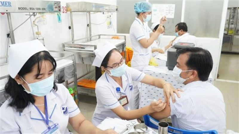 Tiêm vaccine cho lực lượng tuyến đầu chống dịch. (Ảnh: TTXVN)