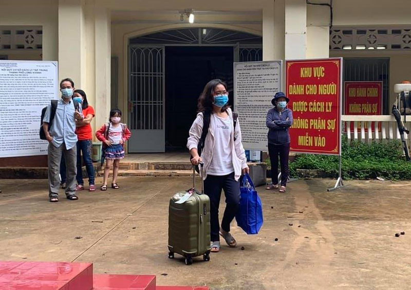 Những người thuộc diện F1, F2 của BN 2999 kết thúc cách ly, trở về nhà. Đồng Nai gỡ phong tỏa khu vực có bệnh nhân Covid-19 -0