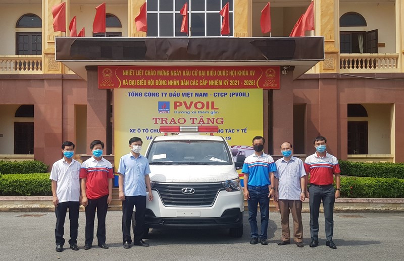 PVOIL tặng xe cứu thương phục vụ công tác phòng, chống dịch Covid-19 cho huyện Kim Động (Hưng Yên). PetroVietnam dành 30 tỷ đồng ủng hộ Quỹ vaccine phòng Covid-19 -0