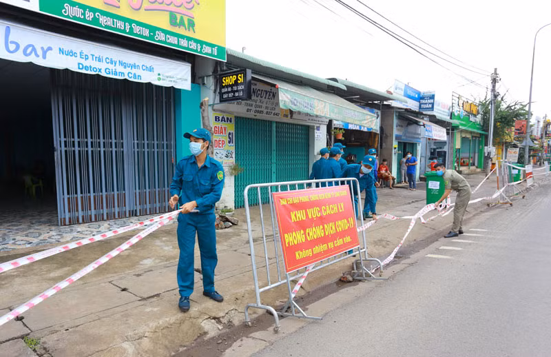 Lực lượng chức năng gỡ phong tỏa đoạn đường Ngô Quyền, TP Long Khánh.