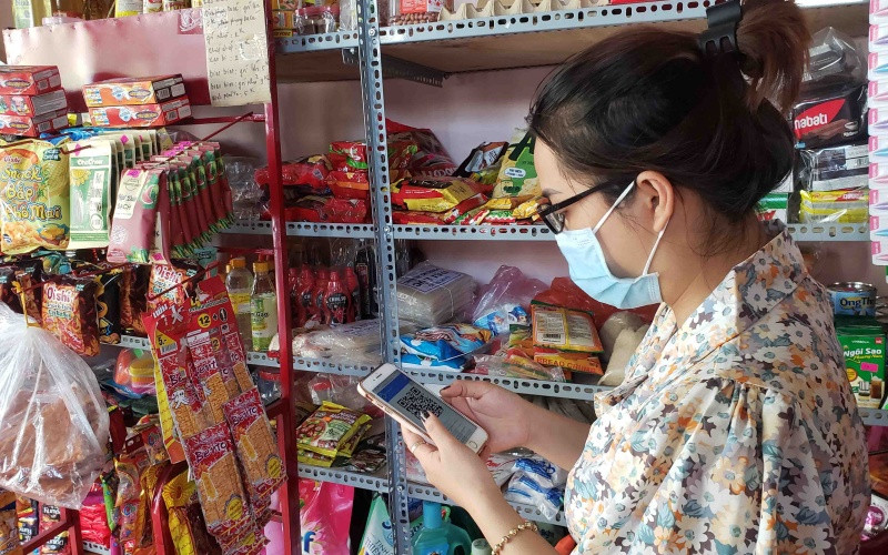 Chị Vân Anh khai báo y tế trực tuyến tại nhà. Đà Nẵng ứng dụng công nghệ thông tin vào phòng, chống dịch Covid-19 -0