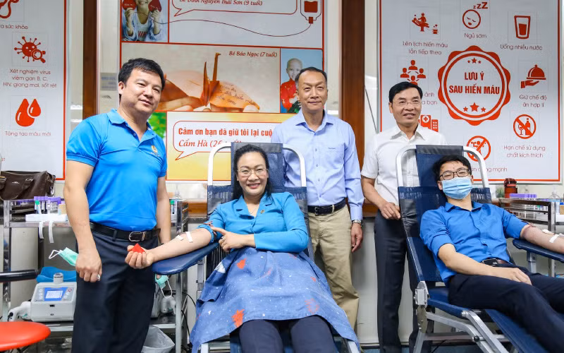 Cán bộ Công đoàn Y tế tham gia hiến máu tại Hội nghị tổng kết