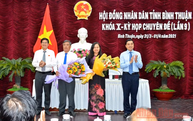 Bà Nguyễn Thị Thuận Bích, tân Phó Chủ tịch HĐND tỉnh Bình Thuận, nhiệm kỳ 2016-2021 và ông Nguyễn Văn Phong (thứ hai từ trái sang), tân Phó Chủ tịch UBND tỉnh Bình Thuận, nhiệm kỳ 2016-2021 nhận hoa chúc mừng của Thường trực HĐND tỉnh Bình Thuận.