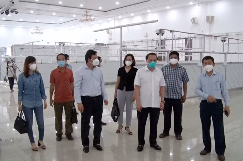 Đoàn công tác Bệnh viện Trung ương Thái Nguyên khảo sát tiến độ thi công Trung tâm Hồi sức tích cực điều trị bệnh nhân Covd-19 tại Long An. 