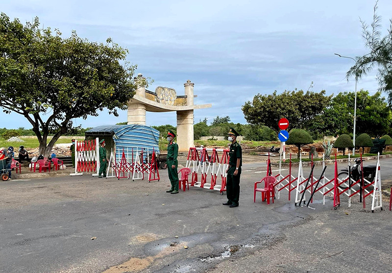 Chốt kiểm soát được lập tại nhiều tuyến đường ra, vào xã Tam Thanh, địa phương có nhiều ca nghi nhiễm Covid-19 của huyện Phú Quý (Bình Thuận). Phú Quý phát hiện 69 ca nghi nhiễm Covid-19 -0
