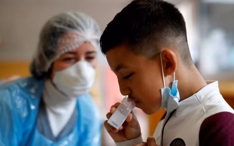 Lấy mẫu xét nghiệm Covid-19 tại trường tiểu học Lepeltier ở La Trinite, Nice, Pháp. (Ảnh: Reuters)