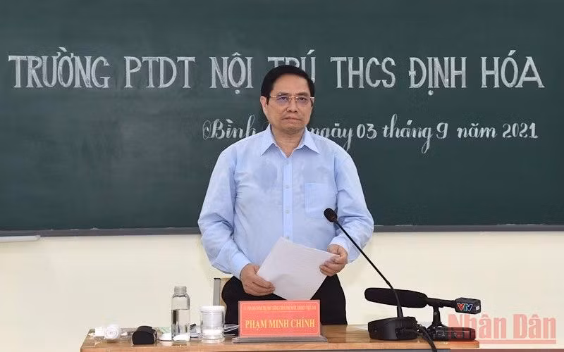 Thủ tướng Phạm Minh Chính đã tới thăm, động viên thầy và trò Trường Phổ thông Dân tộc nội trú THCS Định Hóa, tỉnh Thái Nguyên. (Ảnh: TRẦN HẢI)