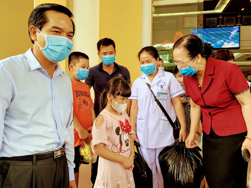 Cán bộ y tế chia tay gia đình và mọi người lên đường chi viện cho Đà Nẵng. “Chia lửa” với tâm dịch Đà Nẵng -0