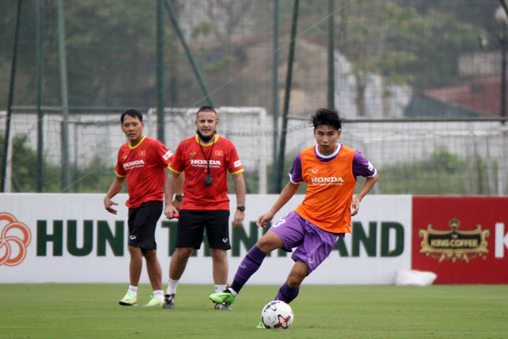 Huấn luyện viên thể lực Cédric Roger theo sát các tuyển thủ trên sân tập. (Ảnh: VFF) U23 Việt Nam hứng khởi bước vào vòng quay mới -0