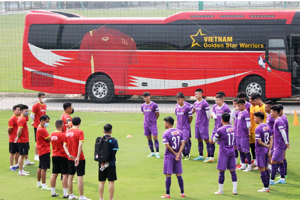 Ban huấn luyện trao đổi cùng các tuyển thủ. (Ảnh: VFF) U23 Việt Nam hứng khởi bước vào vòng quay mới -0