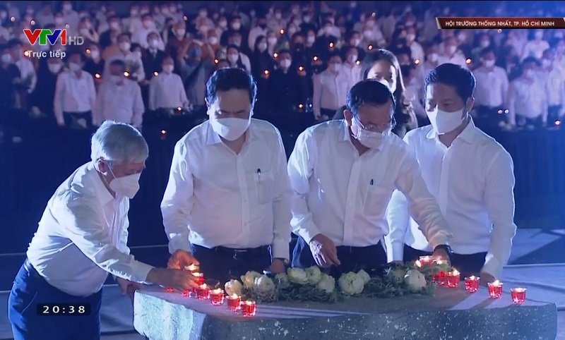 Tiếp đó, các lãnh đạo, nguyên lãnh đạo Đảng, Nhà nước, Tổ công tác đặc biệt của Chính phủ tại phía nam, lãnh đạo TP Hồ Chí Minh và các tỉnh lân cận cùng thực hiện nghi thức tưởng niệm. Lễ tưởng niệm đồng bào tử vong và cán bộ, chiến sĩ hy sinh trong dịch Covid-19 -0