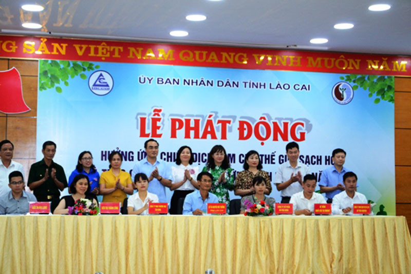 Đại diện cơ quan, đơn vị, doanh nghiệp ký cam kết chống rác thải nhựa, chung tay làm sạch môi trường ở Lào Cai. Lào Cai ký cam kết chống rác thải nhựa, làm cho môi trường sạch hơn -0