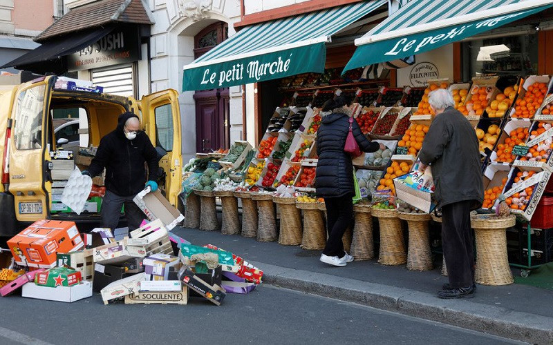 Người dân địa phương mua trái cây và rau củ trong một khu chợ nhỏ ở Fontenay-sous-Bois, France, 1/4/2020. (Ảnh: Reuters)